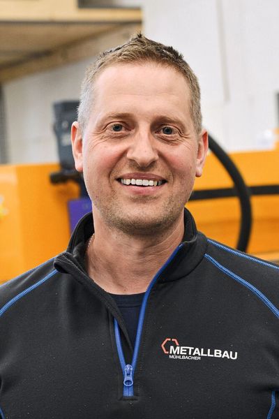 Robert Mühlbacher, Geschäftsführer der Metallbau Mühlbacher: „Die Investition war ein voller Erfolg. Vom ersten Kontakt mit dem Vertrieb bis zur Abnahme ist bei Microstep alles klasse gewesen. Es läuft alles und hat super funktioniert.“ (Bild: Microstep)