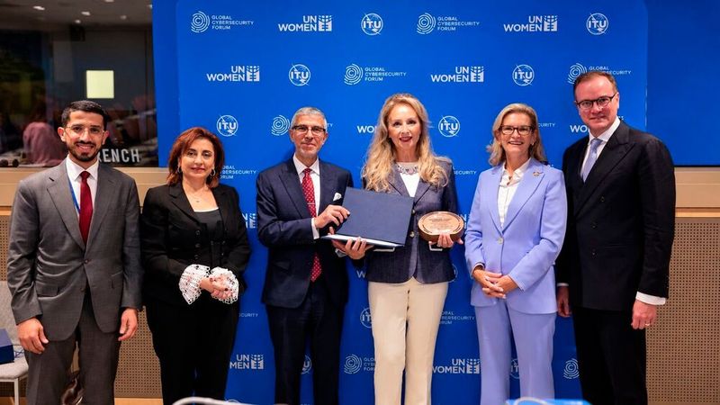 Carmen Marsh (Dritte von rechts), CEO der United Cybersecurity Alliance, nimmt bei der Zeremonie in New York den Pipeline Builder Award entgegen.(Bild:  Global Cybersecurity Forum)