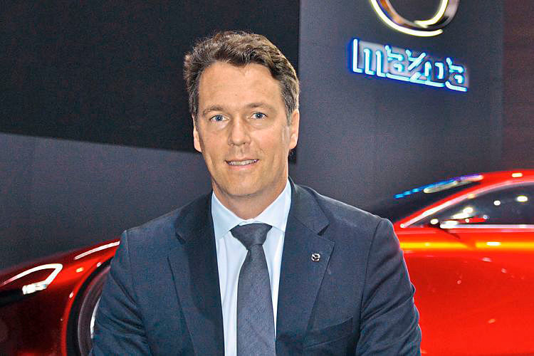 Bernhard Kaplan, Geschäftsführer Mazda Deutschland: „Die Endspielpaarung lautet Deutschland gegen Frankreich. Sieger wird Frankreich. Der Gastgeber ist immer stark, für die Deutschen wird es schwer.“ (Mauritz)