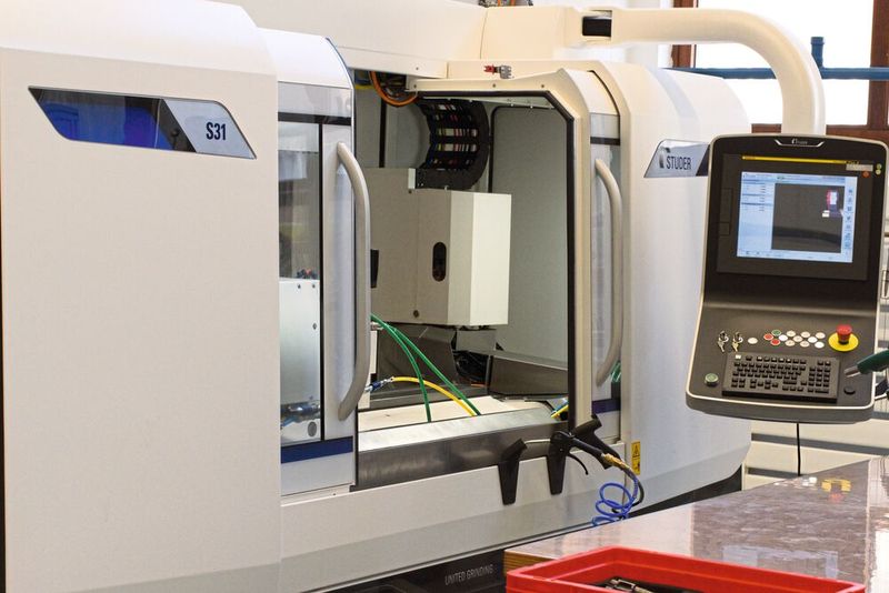 Hat die Fertigungstechniker bei Apex Tool Group überzeugt durch gute Arbeitsergonomie, eine aktuelle Programmier- und Bedienoberfläche sowie hohe Flexibilität dank kurzer Rüstzeiten: Die Universal-­Rundschleifmaschine S31 von Studer.  (Bild: Fritz Studer AG)