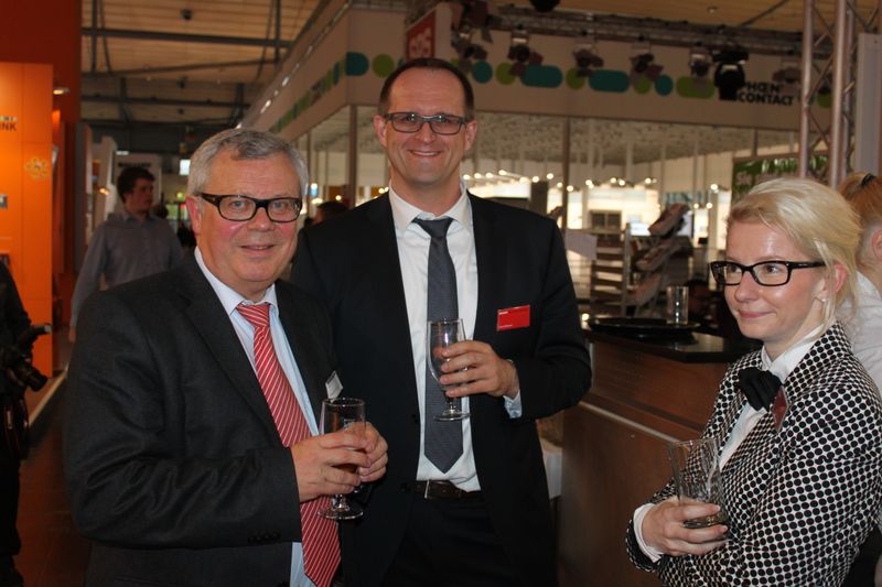 Am Dienstagabend wurde bei der Vogel Business Media am Messe-Stand in Halle 9 traditionell auf eine erfolgreiche Hannover Messe 2014 angestoßen. Gute Gespräche und Live-Musik von der Band „Famos“ sorgten bei den zahlreichen Standpartygästen für eine ausgelassene Stimmung. (Siegl/Vogel Business Media)
