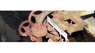 In Klärwerken korrodieren Leitungssysteme mit der Zeit, da aggressives Abwasser die Rohrwände angreift. Deswegen werden oftmals widerstandsfähige Graphitrohre verwendet, die aber trotzdem nach einigen Jahren undicht werden und ausgetauscht werden müssen. (Thomas Max Müller / pixelio.de)