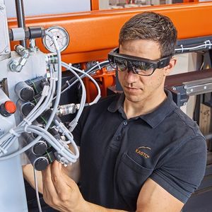 Der Anwender hat mit aufgesetzten Smart Glasses die Hände frei und kann die Anweisungen des Helpdesk-Mitarbeiters von Kasto, der genau das Gleiche sieht, wie es heißt, direkt umsetzen.