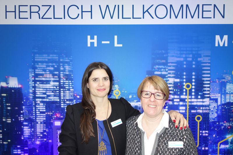 (l.) Die Damen begrüßen herzlich die Gäste. (Bild: IT-BUSINESS)