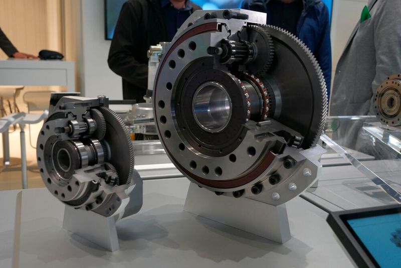 Schaeffler zeigte unter anderem sein neues PSC-Präzisionsplanetengetriebe. Das Unternehmen verspricht dank patentierter Verzahnungstechnologie eine Reduzierung des Verdrehspiels auf 0,1 Winkelminuten. Mit dem Nachstellmechanismus sei eine Lebensdauer von 20.000 Betriebsstunden möglich.  (Bild: Sandro Kipar/VCG)