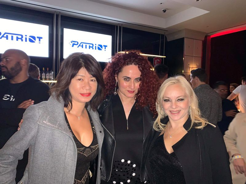 Auf der MSI-Patriot Party trifft sich das international Woman Komitee (v. l.) Amanda Chen (DDC) mit Besa (IT-BUSINESS) und Marcela Gorini (Patriot). (Bild: IT-BUSINESS)