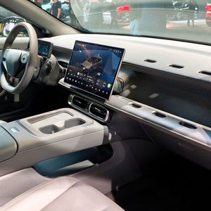 Innen dominiert ein 14,6-Zoll-Zentralbildschirm.(Bild:  Wehner - VCG)