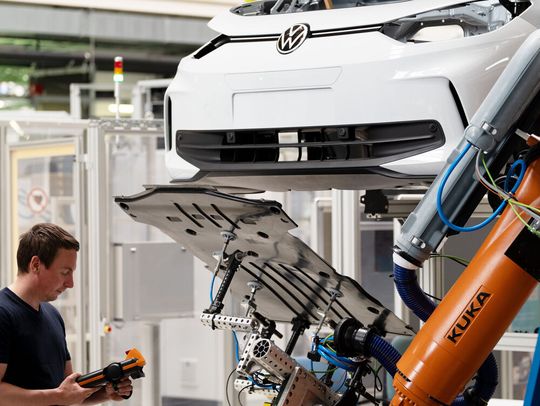 Versuche für automatisiertes Handling mit anschliessender Montage einer Unterbodenverkleidung am Fraunhofer IWU (mit Projektleiter M.Eng. Marcel Lorenz).(Bild:  Fraunhofer-Institut für Werkzeugmaschinen und Umformtechnik IWU)
