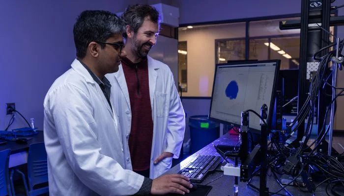 Mujtaba Rafique Ghoto (links) und Christopher O’Bryan bereiten die im 3D‑Druckprozess verwendeten Computermodelle vor. (Bild: University of Missouri)