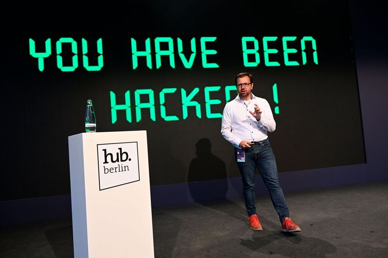 Bei Deepsign dreht sich alles um einfach zu bedienende und starke Authentifizierung. Eine KI überprüft Maus- und Tastatureingaben und kann feststellen, ob sie tatsächlich zu dem Menschen gehören, der zur Nutzung des Kontos berechtigt ist. (Bild: Bitkom Services)