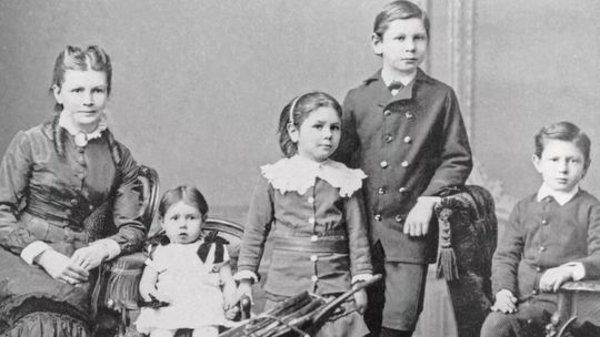 Ein Familienbild aus dem Jahr 1883: Bertha Benz mit ihren Kindern Thilde, Clara, Eugen und Richard (von links). Eugen war der Großvater von Jutta Benz. (Bild:  Mercedes-Benz)