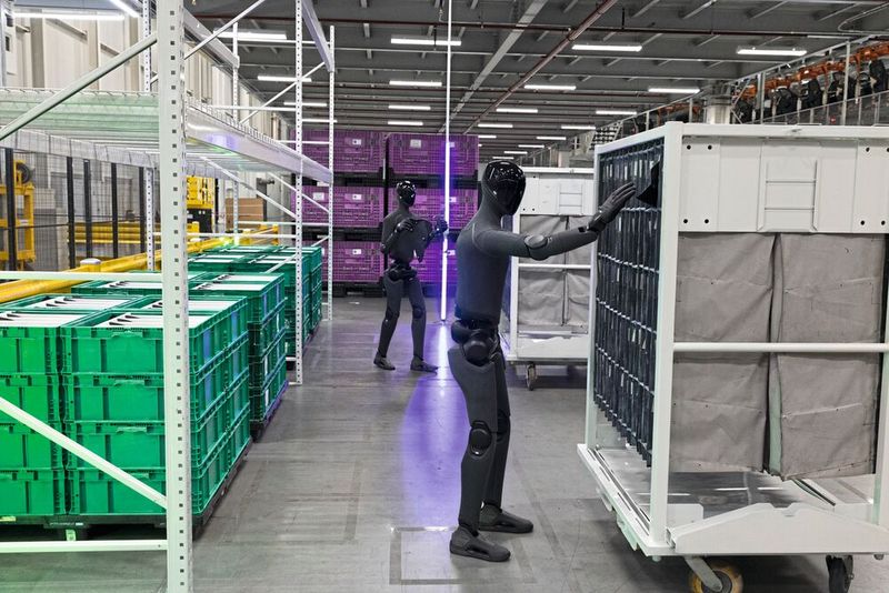 Figure 03 im Einsatz: Dank taktiler Sensoren und Kameras in den Händen sequenziert der Roboter angelieferte Bauteile für die Montage. (Bild: BMW)