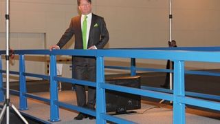 Simon de Jong, CEO von Fibercore Europe, auf seinem umweltschonenden "Blauen Wunder" aus glasfaserverstärktem Kunststoff. (Bild: Königsreuther)