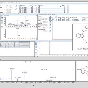 Abb. 4: Oben: Über die Find-Funktion wird ein chromatographisches Signal für die Ionenspur bei m/z 364.2037 identifiziert. Dieses wird über die Summenformelvorhersage als C19H26N3O3F vorgeschlagen.  Unten: Eine Suche über die externe Bibliothek Chemspider ergibt für die vorgeschlagene Summenformel zunächst fünf mögliche Strukturformeln. Aufgrund der MS2-Fragmentierung können die beobachteten Fragmente einer einzigen Strukturformel zugewiesen werden, dem 5F-ADB Metabolit 7.(Bild:  Shimadzu)
