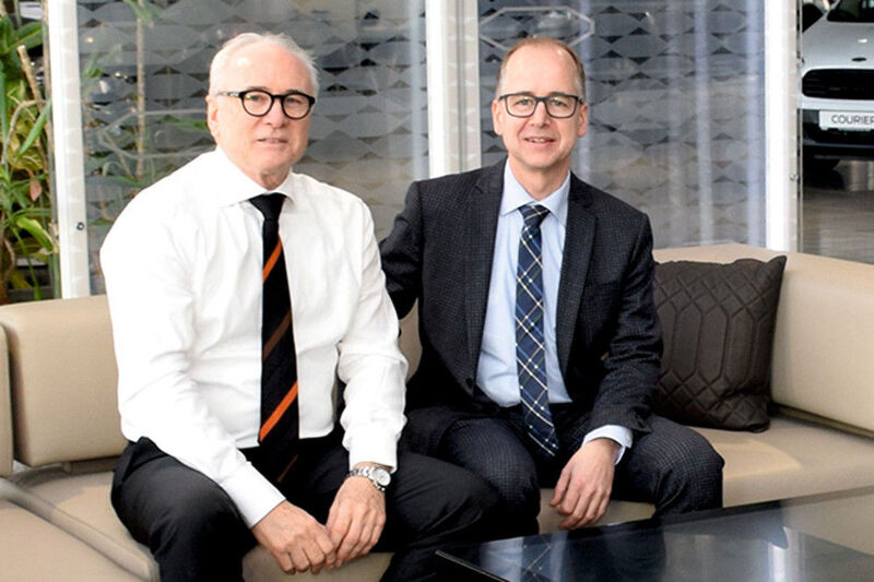 R&S-Geschäftsführer Reinhold Krause (li.) und Borgers-Geschäftsführer Dr. Herbert Daldrup testen das exklusive Ledersofa in der Vignale Lounge. (Rubbel)