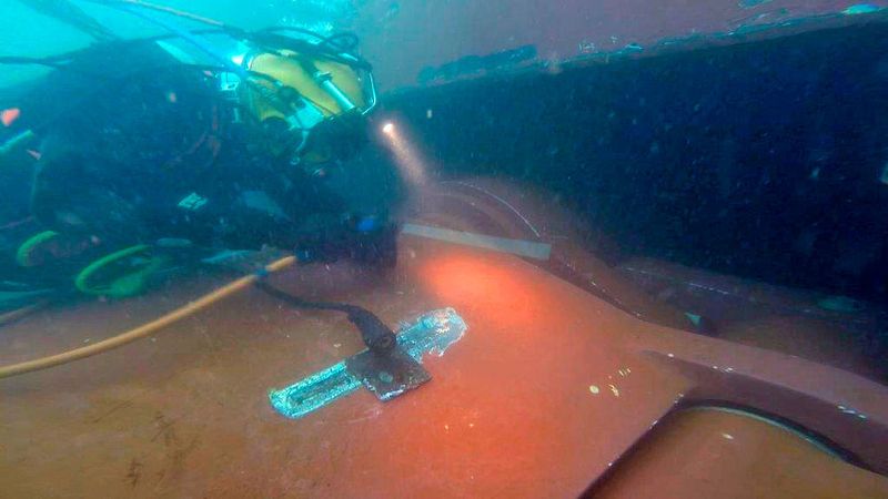 Zeitarbeit: Den „Tech-Tauchern“ der Trident Group gelang es, den Stabilisator im Rahmen eines geplanten Hafen-Aufenthalts fristgerecht zu montieren.
 (Puertos de Tenerife / SKF)