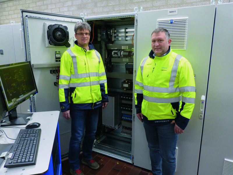 Volker Hellmann (links) und Thomas Willems (rechts) haben bei Omexom eine unkonventionelle Idee umgesetzt: Die makrobasierte Elektrokonstruktion mit Eplan Cogineer wird schon bei der Angebotserstellung genutzt.  (Omexom)