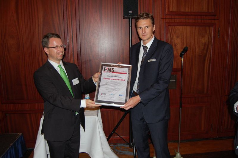 Klaus Appel, Geschäftsführer Appel elketronik, erhielt seine Award-Urkunde von Oliver Riese, Vorstandsvorsitzender des FED (Archiv: Vogel Business Media)