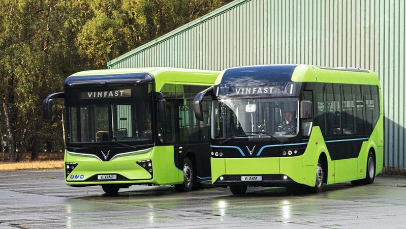 Die beiden Elektrobusse EB 12 (l.) und EB 8 sollen künftig in deutschen Innenstädten für emissionsfreien Nahverkehr sorgen.(Bild:  Vinfast)