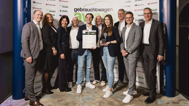 Zum zweiten Mal holt sich Auto Niedermayer aus Neukirchen den Gebrauchtwagen Award: 2014 und jetzt erneut (hier mit Juroren). (Bild: Stefan Bausewein)