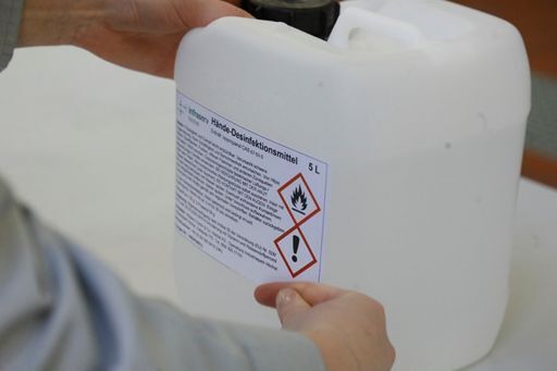 Das Hand-Desinfektionsmittel „made by Infraserv“ deckt den Eigenbedarf und wird auch an Krankenhäuser in der Umgebung abgegeben. (Infraserv Höchst)