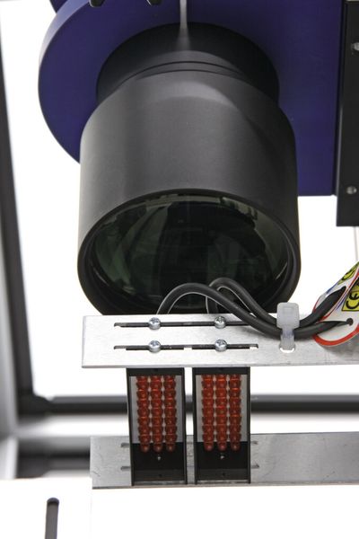 Die Bildaufnahme der Schokoladenriegel erfolgt über zwei hochwertige Zeilenkameras von Teledyne Dalsa, telezentrische Präzisionsobjektive von Sill Optics und LED-Leuchtfelder von CCS.  (Bild: Stemmer Imaging)