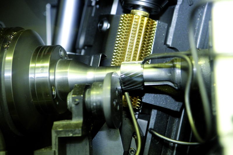 Trocken-Wälzfräsen von Planetenrädern  für Automatgetriebe. Bild: ZF (Archiv: Vogel Business Media)