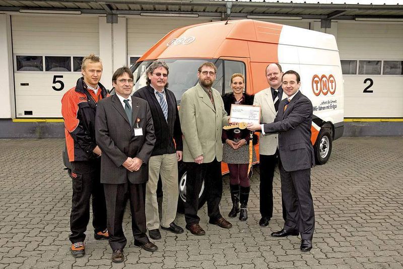 Das erste Erdgas-Zustellfahrzeug der TNT-Niederlassung Magdeburg ist einer von rund 160 Erdgas-Transportern, die für den Expressdienst im Bundesgebiet unterwegs sind.  Bild: TNT (Archiv: Vogel Business Media)