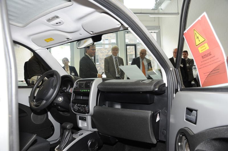 Im Lernlabor des Fraunhofer-IFAM stehen ein für Schulungszwecke präpariertes Elektroauto sowie das erforderliche Spezialwerkzeug zur Verfügung. (Bild: Fraunhofer IFAM)