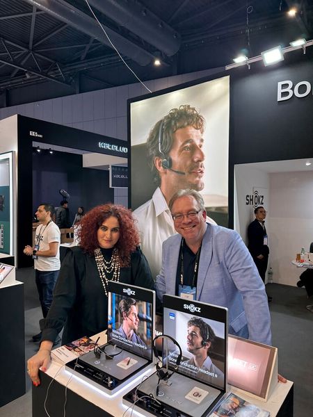 Eine Produkt-Neuheit von SHOKZ - die Bone Headsets. Achtung, es könnte kribbelig werden. (Bild: Vogel IT-Medien GmbH)