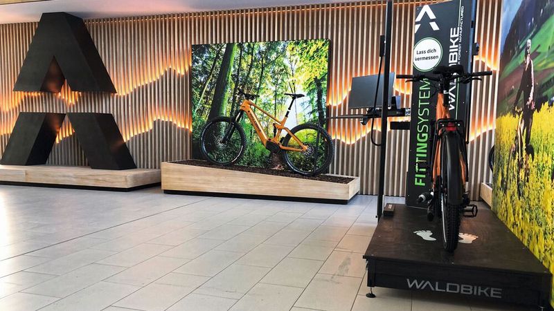 Das Familienunternehmen Weeber aus Weil der Stadt hat in diesem Jahr sein auf Nachhaltigkeit ausgerichtetes E-Bike-Start-up Waldbike weiter ausgebaut. Auch im Pkw-Geschäft stand die Steigerung der Energieeffizienz im Fokus. (Bild: Waldbike)