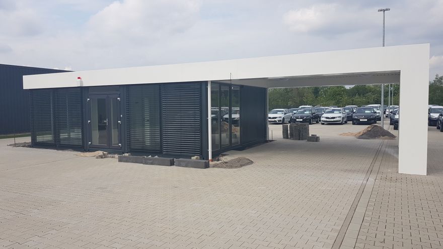 verkaufspavillon-gebaut-von-hacobau-fu--r-vw---skoda-autohaus-kla--sener--gelsenkirchen--1 (HaCoBau Hallen und Container Systeme GmbH)