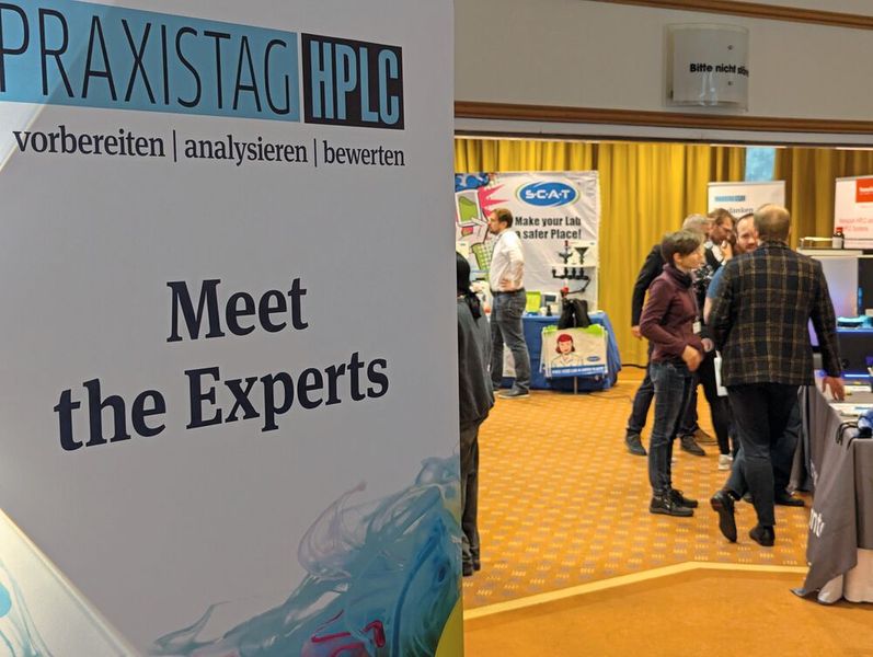 Im Ausstellungsraum waren die Applikationsexperten und Referenten der HPLC-Firmen zu Ratschlägen und Gesprächen bereit. (Bild: VCG – Lüttmann)