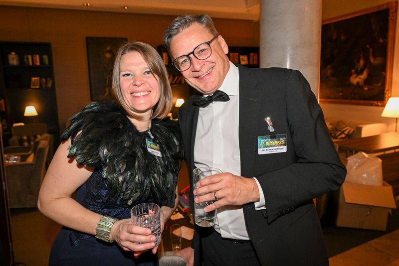 Rebecca Quinlan und Jan Schwarzenberger (Synaxon) freuen immer über den chicken Dresscoder der NOI. (Bild: Hannes Magerstädt)