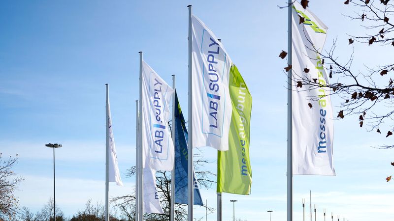 Zum ersten Mal fand am 12. November 2025 die LAB-SUPPLY auf dem Gelände der Messe Augsburg statt.   Mehr Infos zu den kommenden LAB-SUPPLY-Messen finden Sie auf www.lab-supply.info (Bild: EYE AM CHRIS)