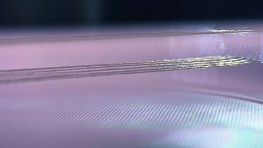 Plasmawolke: Die Plasmaanlage zerstäubt umweltfreundliche Siloxane zu einer Wolke, die Textilfasern Nanometer-fein einhüllen kann. (Bild:  Empa)