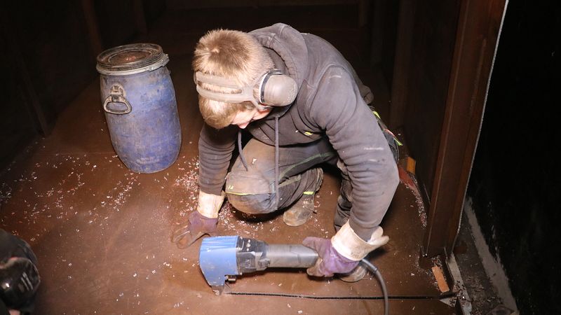 Der Chef Christian Willberger legt bei Tank-Demontagen auch selber  gerne Hand an den Nibbler Tru Tool N 700. (Bild:  Trumpf)