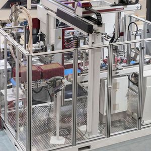 Mit einer Smartprimus 90/350 nebst Condition Monitoring System CMS Lite von Wittmann und einer von Wittmann Battenfeld Deutschland konzipierten und gebauten Automatisierungszelle, wird per 1+1-fach-Werkzeug von Sola auf der Fakuma eine Wasserwaage aus ABS hergestellt. (Bild:  Wittmann Battenfeld)