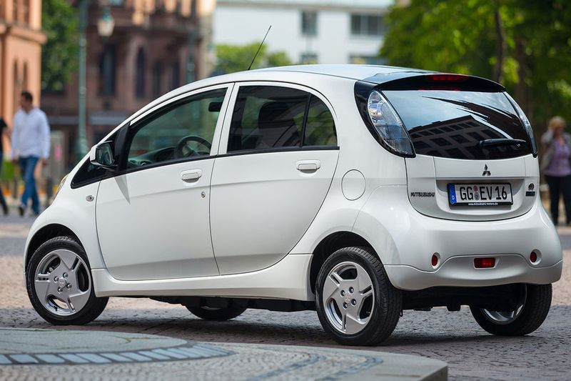 ... und der Mitsubishi Electric Vehicle (früher i-MiEV). (Mitsubishi)