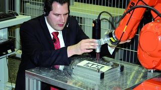 Dr. Jens Hofschulte vom ABB-Forschungszentrum in Ladenburg demonstriert die Arbeitsweise des neuen Roboter-Programmiersystems. Bild: Schäfer (Archiv: Vogel Business Media)