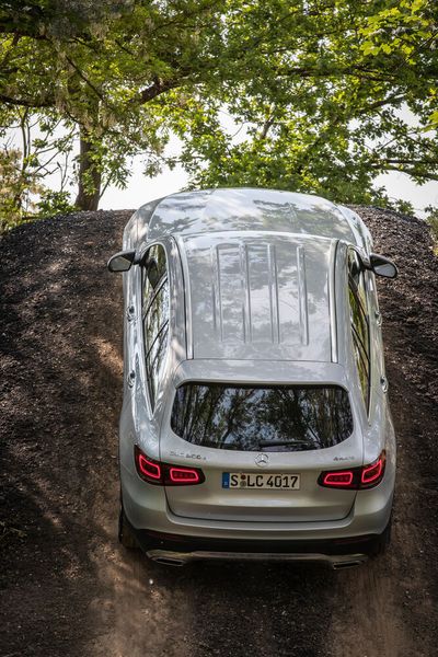 Neungang-Automatik und Allradantrieb gehören in allen Versionen zur Serienausstattung. (Mercedes)