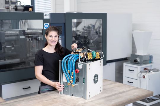 Die Spritzgießwerkzeuge für die Kunststoffverarbeitung müssen temperiert werden. Relativ viele Anschlüsse können aber bei der Inbetriebnahme Zeit kosten und anfällig für Fehlanschlüsse sein. Mit der Multikupplung von Meusburger soll das Thema jetzt fast zum „Kinderspiel“ werden.(Bild:  Meusburger)