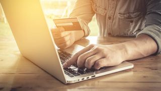 zahlung-jirapong-manustrong-shutterstock-448580557 (Quelle: Jirapong Manustrong/shutterstock)