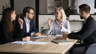 Der regelmäßige Austausch im Team hilft Mitarbeitern dabei, sich mit dem Unternehmen zu identifizieren und sie zum Mitdenken anzuregen. (Bild: © fizkes - adobe.stock.com)