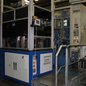 Die kombinierte Vereinzelungs-, Kontroll- und Zuführanlage zur vollautomatischen Beschickung von sechs verschiedenen Sintermetall-Bauteilen ist an eine Kalibrierpresse angedockt.