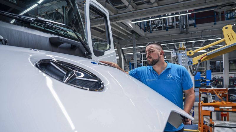 Daimler Truck hat sich mit dem Gesamtbetriebsrat auf ein Sparprogramm geeinigt.(Bild:  Daimler Truck)