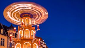 Kein Weihnachtswunder, aber dennoch faszinierend: Die wunderschönen, auch heute noch oft handgefertigten Weihnachtspyramiden drehen sich dank Luftauftrieb. (Bild: © Animaflora PicsStock - stock.adobe.com)