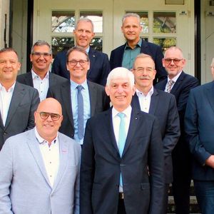 Der Vorstand mit seinem neuen Präsidenten Michael Kraft (vorne rechts) umgeben von seinen Vorstandskollegen Gerald Weil, Andreas Rietschle, Harms Böttger, Cyril von Recum, Burkhard Wagner, Ralf Funke, Lothar Ahlers und Thorsten Krämer sowie den Geschäftsführern des Landesverbandes Hessen des Kfz-Gewerbes Joachim Kuhn und Roger Seidl.(Bild:  VCG - Zietz)