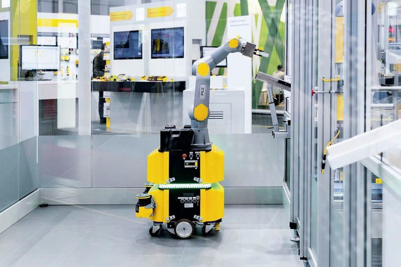 Service-Robotik bringt enorme Vorteile bei mobilen Anwendungen, zum Beispiel in Verbindung mit Fahrerlosen Transportsystemen. Mögliche Anwendungsgebiete liegen insbesondere in der Intralogistik. (Pilz)