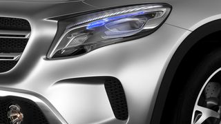 Frontscheinwerfer mit integriertem Laser als Fahrlicht und Weiterführung des Head-up-Displays (Mercedes-Benz)